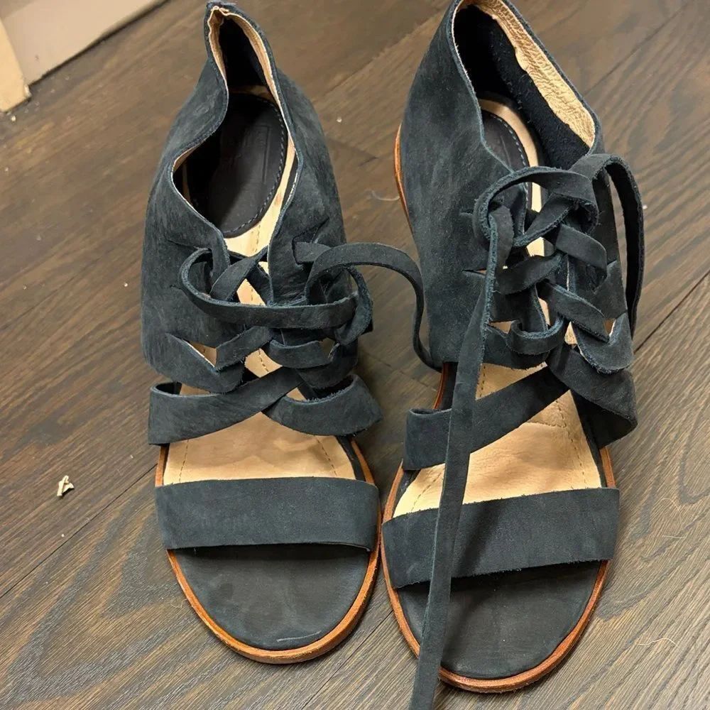 Frye Women's leather Lace-Up Sandals - navy blue
